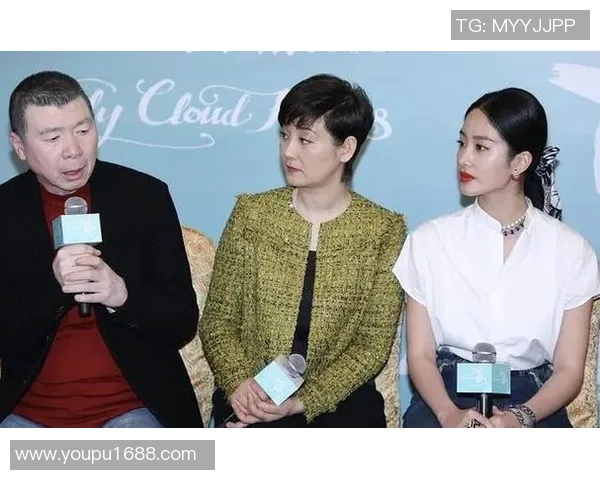 马布里与妻子合体亮相活动，甜蜜互动获粉丝点赞