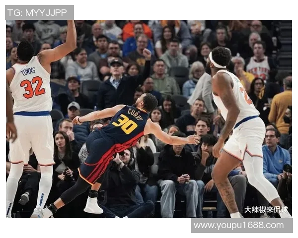 勇士与尼克斯激战正酣赛场精彩瞬间回顾与分析